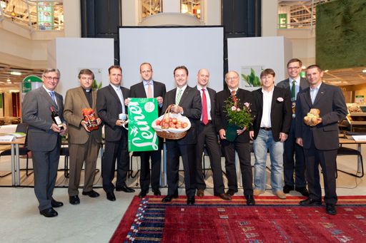 Vorschau Bild von V.l.n.r.: Fritz Aichinger, WKÖ Obmann Bundessparte Handel Schüller Helmut, Vorstand FAIRTRADE Vinzing Michael, GF OBI Koch Paul, GF Rudolf Leiner GmbH Nikolaus Berlakovich, Umwelt- und Landwirtschaftsminister, Lebensministerium Klaus Alexander, GF Red Zac Starkl Anton, GF Starkl Schirnhofer Karl, GF Schirnhofer Fleischwarenfabrik Wutscher Werner, Vorstand REWE Group Austria Dietmar Furthmayr, STRÖCK Brot GmbH
