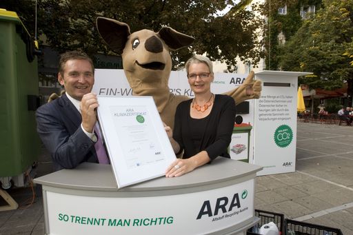http://pressefotos.at/m.php?g=1&u=79&dir=201009&e=20100914_a&a=event
Vorstand der ARA AG Ing. Werner Knausz und Vzebgmst. Lisa Rücker mit dem ARA Zertifikat für CO2 Ersparnis in Graz
