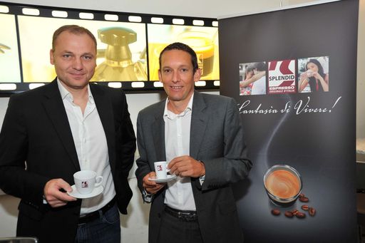 http://pressefotos.at/m.php?g=1&u=38&dir=201009&e=20100915_k&a=event
Im Bild v.l.n.r.: Michael Zattl (Zattl Gastronomie GmbH), Gerhard Schaller (Direktor Gastronomie Kraft Foods)