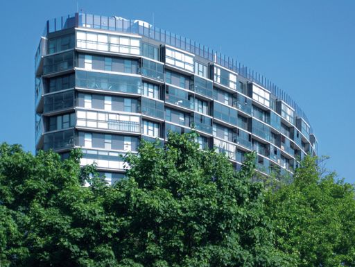 ALU-Fenster und -Balkontüren sind die wirtschaftlichste Entscheidung. Eingesetzt beispielsweise bei einem Wohnhochhaus in der Wiener Kundratstraße - umgesetzt von ARTEC Architekten mit Neumann + Partner.