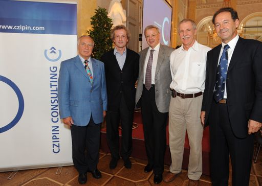 Die Speaker und Alois Czipin v.l.n.r. Handballtrainer Gunnar Prokop, Franz Welser-Möst, neuer Generalmusikdirektor der Wiener Staatsoper, Alois Czipin, Gastgeber, Ian Thomas, Ranger und Löwenexperte aus Südafrika, und Norbert Zimmermann, Aufsichtsrat-Vorsitzender der Berndorf AG