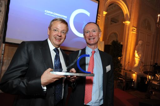 Vorschau Bild von Alois Czipin mit Anton Heldwein, der die Preisskulptur als Sponsor höchstpersönlich entwarf.
