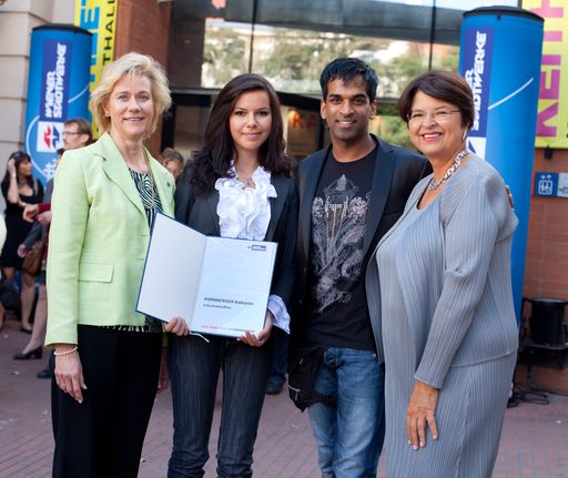  Show-Act Ramesh Nair begrüsst gemeinsam mit Vorstandsdirektorin Gabriele Domschitz und Vizebürgermeisterin Renate Brauner 130 neue Lehrlinge der Wiener Stadtwerke beim Lehrlingstag 2010