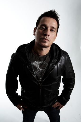 Vorschau Bild von Der erfolgreiche DJ Martin Sion ist kein Unbekannter in der österreichischen Clubscene. Gemeinsam mit DJ Eric Tyrell bringt er frischen Wind in die Wiener Clubszene.