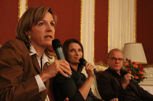 Vorschau Bild von "Die Macht von Sprache in der internationalen Geschäftswelt", Fachgruppe gewerblicher Dienstleister, Palais Festetics, 15.9.2010. Personen v.l.n.r.: Mag. Sabine Kern (Vorsitzende Berufsgruppe Sprachdienstleister), Barbara Stöckl (Moderation), Michael Köhlmeier (Autor)