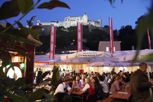Vorschau Bild von Kulinarische Leckerbissen und täglich Blasmusik aus den Salzburger Gauen und aus Bayern laden ins Festzelt mit Biergarten am Fuße der Festung.