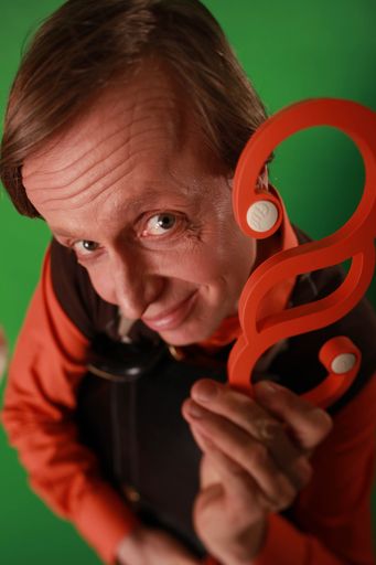  Ludwig Müller alias Dr. Ferdinand Just mit seinem
neuen Kabarettprogramm "Der Paragrafenreiter"