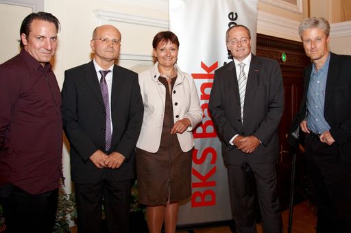 http://pressefotos.at/m.php?g=1&u=43&dir=201009&e=20100916_b&a=event
V.l.n.r. Robert Palfrader (Kabarettist), Mag. Günter Perner (Leiter BKS Bank-Direktion Burgenland), Mag. Dr. Herta Stockbauer (Vorstand BKS Bank), Mag. Gunnar Haberl (Leiter der BKS Bank-Direktion Wien) und Florian Scheuba (Kabarettist)