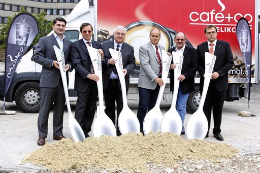  http://pressefotos.at/m.php?g=1&u=52&dir=201009&e=20100917_y&a=event
V.l.n.r.: Reinhold Frasl (Immobilien-Entwickler Consio), Gerald Steger (Vorsitzender der Geschäftsführung der Delikomat-Muttergesellschaft café+co), Franz Dobusch (Bürgermeister von Linz), Karl Eibl (Geschäftsführer Delikomat), Günther Stummvoll (Delikomat-Betriebsratsvorsitzender), Zeljko Capan (Verkaufsleiter Delikomat).
