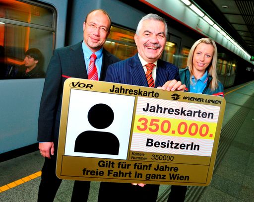  Die Wiener Linien starten nun die Jagd auf die Goldene Jahreskarte. Der 350.000 Besitzer einer Jahreskarte gewinnt fünf Jahre freie Fahrt in ganz Wien.