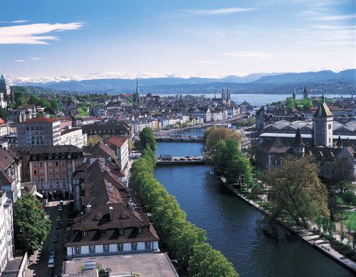 Zürich, Blick auf Limmat und Altstadt. Über dem Zürichsee die Berge der Zentralschweiz.