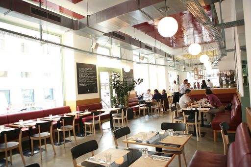 ERÖFFNUNG. Nach einer kurzen Umbauphase wird das bekannte THEATERCAFÉ am Wiener Naschmarkt unter neuer, aber gut bekannter Patronanz wiedereröffnet. Leo Doppler, erfolgreicher Gründer des Restaurants Hansen in der Börse und des Restaurants Vestibül im Burgtheater, startet sein drittes Projekt mit neuem, zeitgemäßem Konzept und altbewährter Perfektion.
