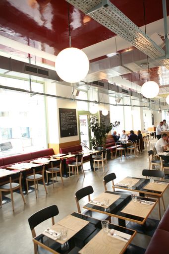 Vorschau Bild von ERÖFFNUNG. Nach einer kurzen Umbauphase wird das bekannte THEATERCAFÉ am Wiener Naschmarkt unter neuer, aber gut bekannter Patronanz wiedereröffnet. Leo Doppler, erfolgreicher Gründer des Restaurants Hansen in der Börse und des Restaurants Vestibül im Burgtheater, startet sein drittes Projekt mit neuem, zeitgemäßem Konzept und altbewährter Perfektion.