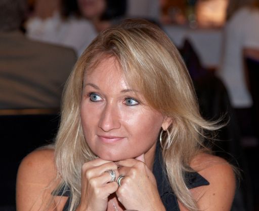  Dr. Irene Rech-Weichselbraun, Bender MedSystems GmbH wurde im Rahmen des "Wiener Zukunftspreises 2010 ", der heuer zum 5. Mal von der Stadt Wien gemeinsam mit News vergeben wurde, mit dem Preis Forscherin des Jahres 2010 für das innovative Produkt "Osteoporose spezifische Marker Signatur zur Diagnose und Therapiekontrolle durch multianalytische Nachweismethode" ausgezeichnet.