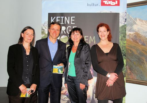 Gemeinsam präsentierten Maria-Luise Mayr,GF Klangspuren, Josef Margreiter, GF Tirol Werbung, Kulturlandesrätin Dr.in Beate Palfrader und Mag.a Ingeborg Erhart, GF Tiroler Künstlerschaft, die Kampagne "Keine Berge trotzdem Tirol".