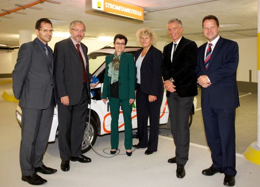 Personen v.l.n.r.: Jürgen Halasz, Wien Energie; Rudolf Schicker, Wiener Verkehrsstadtrat; Elfriede Kraft, WIPARK Geschäftsführerin; Sabine Seidler, TU-Vizerektorin für Forschung; Robert Grüneis, Wien Energie Geschäftsführer; Wilhelm Großeibl, Schrack Technik Geschäftsführer
