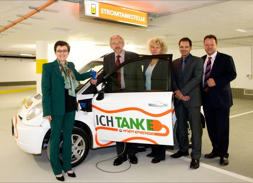 Vorschau Bild von Personen v.l.n.r.: Elfriede Kraft, WIPARK Geschäftsführerin; Rudolf Schicker, Wiener Verkehrsstadtrat; Sabine Seidler, TU-Vizerektorin für Forschung; Jürgen Halasz, Wien Energie; Wilhelm Großeibl, Schrack Technik Geschäftsführer