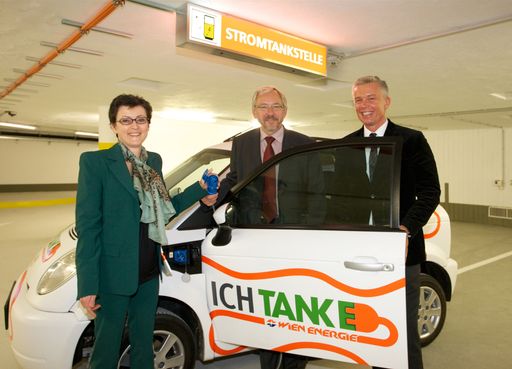 Vorschau Bild von Personen  v.l.n.r.: Elfriede Kraft, WIPARK Geschäftsführerin; Rudolf Schicker, Wiener Verkehrsstadtrat; Robert Grüneis, Wien Energie Geschäftsführer