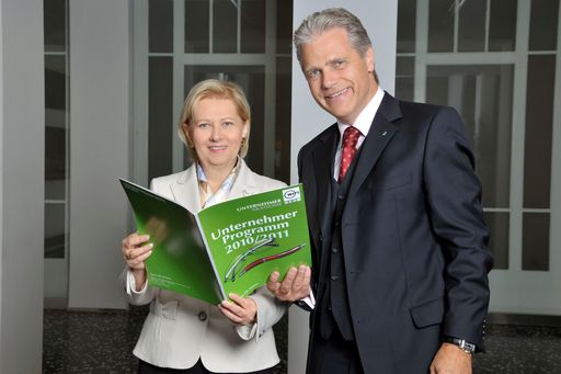 v.l.n.r.: Die Präsidentin der Wirtschaftskammer Wien, KommR Brigitte Jank und der WIFI Wien Kurator KommR Dr. Anton Gerald Ofner mit dem neuen Programm der WIFI-Unternehmerakademie des WIFI Wien.