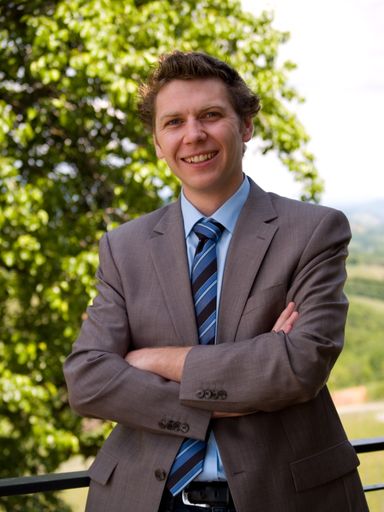 Vorschau Bild von Peter Grander, BA aus Oberndorf bei Kitzbühel in Tirol absolvierte eine Ausbildung zum Hotelkaufmann sowie den Aufbaulehrgang Tourismus an den Tourismusschulen am Wilden Kaiser. Das Studium am Management Center in Innsbruck (MCI) fokussierte er auf Tourismus und Freizeitwirtschaft und schloss die Ausbildung im Juli 2010 mit Auszeichnung ab. Grander sammelte wertvolle Berufserfahrungen unter anderem in Johann Lafer's Stromburg und im Schlosshotel Bühlerhöhe (Imperial).