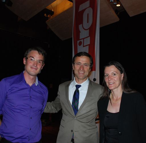 Vorschau Bild von Der Tiroler Komponist Christof Dienz, Josef Margreiter, GF der Tirol Werbung und Auftraggeber von "Stubenmusik für Hackbrett, Zither, Harfe, Gitarre, Kontrabass und Perkussion" sowie Maria-Luise Mayr, GF der Klangspuren Schwaz freuen sich über die gelungene Premiere.