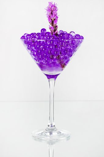 Vorschau Bild von Für alle modebewussten Interieurliebhaber bieten wir nun eine stylische Art der Pflanzenaufbereitung anhand eines farbigen Wasserspeichers.