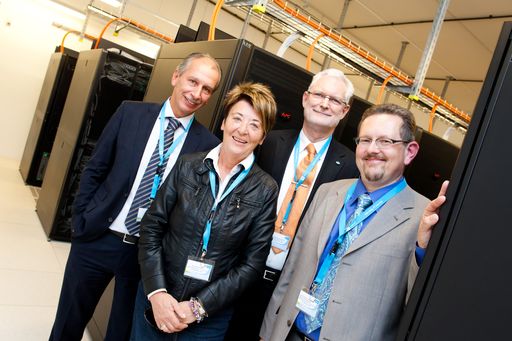 WienIT-Geschäftsführer Wolfgang Buchner eröffnet gemeinsam mit Bezirksvorsteherin Renate Angerer, Wiener Stadtwerke GD-Stellvertreter Martin Krajcsir und IBM-Experte Günter Popek das nach modernsten GreenIT-Standards ausgestattete Rechenzentrum der WienIT