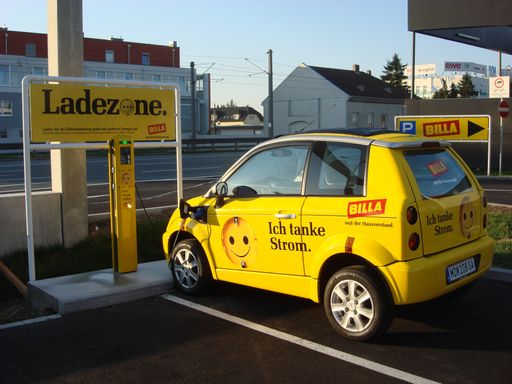Das BILLA E-Auto an der E-Tankstelle in Vösendorf