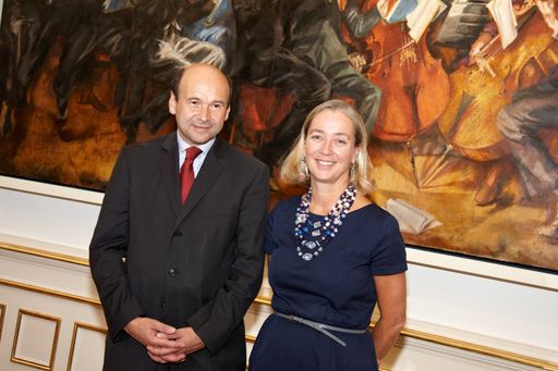 http://pressefotos.at/m.php?g=1&u=43&dir=201009&e=20100922_b&a=event
v.l.n.r. Dominique Meyer (Direktor der Wiener Staatsoper) und Agnes Husslein-Arco (Direktorin des Belvedere)
