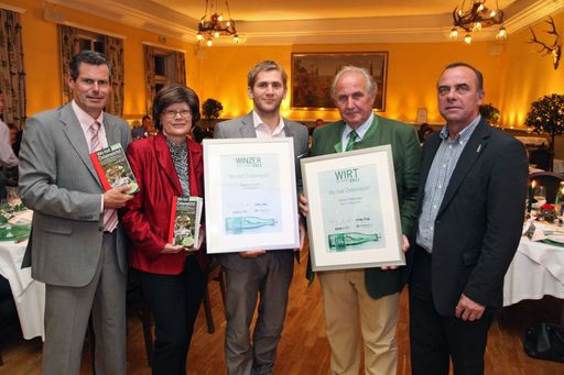 http://pressefotos.at/m.php?g=1&u=54&dir=201009&e=20100922_w&a=event
V.l.n.r.: Klaus Egle und Renate Wagner (Herausgeber von "Wo isst Österreich?") , Markus Huber(Winzer des Jahres), Helmut Wiesinger (Wirt des Jahres), Willi Rulofs (Römerquelle)