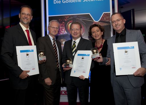 Verleihung der Goldenen Securitas. Von links: Ing. Wolfgang Kraus (Albinkraus GmbH, Tulln), Dr. Martin Gleitsmann (WKÖ), Univ.Prof. Dr. Bernhard Partik (Diagnosezentrum Brigittenau, Wien), AUVA-Obmann KommR Renate Römer und Ing. Gerald Kreiner (KAMPERderMETALLBAU GmbH, Hart bei Graz)