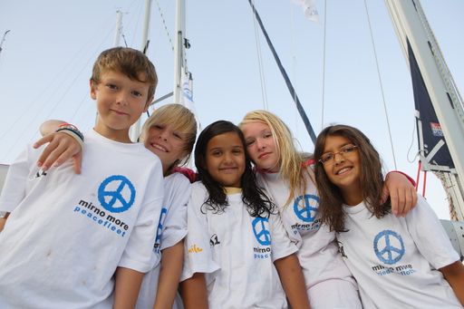 Kinder der Friedensflotte.