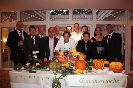 Vorschau Bild von v.l.n.r.: 1. Reihe: Peter Prisching AVITA-Geschäftsführer, Günter Weidlinger, Wolfgang Unger, Reinhard Geschray AVITA-Küchenchef, Jochen Lackner AVITA-Restaurantleiter, Barbara Karlich, Manfred Zsak; 2. Reihe: BH Dr. Hermann Sagmeister, Rudi Stohl, Josef Roiss, Gerhard Gugg, Jürgen Csencsits