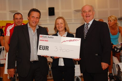  Sport & Charity: Adolf Tiller, Bezirksvorsteher Wien-Döbling (r.), und Komm.-Rat Gerhard Span (li.), geschäftsführender Prokurist der Manhattan Fitnessanlagen, bei der offiziellen Übergabe des Schecks im Wert von 3.700 Euro an Dora Luss-Brunner M.Ed., Geschäftsführerin des Trägervereins - Clara-Fey-Kinderdorf (Mitte).