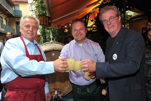 http://pressefotos.at/m.php?g=1&u=38&dir=201009&e=20100926_s&a=event
Trotz leichtem Nieselregen feierten rund zweihundertfünfzig Gäste im Margaretner Schlossquadrat zum 17. Mal den traditionellen Erntedank mit einem Faß 500-Liter-Fass voll mit Sturm
