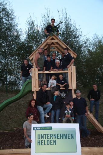  Das Team präsentiert stolz das Ergebnis eines harten Arbeitstages. Im Bild v.l.u.n.r.o 1. Reihe: Gerhard Salem, Margarete Strugger, Helmut Schmiedhammer, Andrea Schmiedhammer, Sabine Simon, Julius Simon, Jürgen Strasser, Hermann Haunsberger, Adrian Simon, Philipp Schitter, 2. Reihe: Martin Felber, Michael Schmidhuber, Helmut Döhring, Helga Heim, Irene Haunsberger, Dr. Heinz Truschnowitz, Jakob Merkscha, Lukas Nedwed, 3. Reihe: Alexander Simon