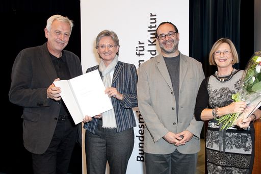  http://pressefotos.at/m.php?g=1&u=66&dir=201009&e=20100927_s&a=event
V.l.n.r.: Dir. Peter Pürer (Preisträger), Dr. Claudia
Schmied (Bundesministerin für Unterricht, Kunst und Kultur), Dr.
Christian Köberl (Direktor des Naturhistorischen Museums), Dir.
Susannah Bständig (Preisträgerin)