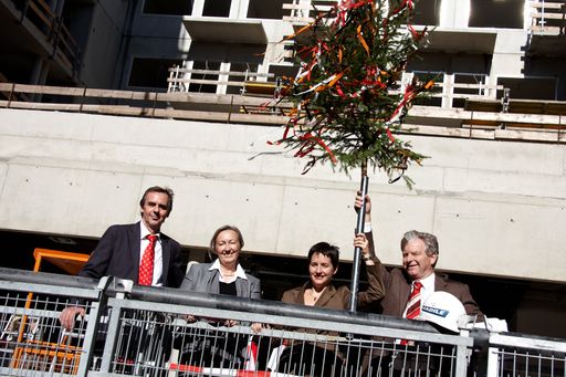 http://pressefotos.at/m.php?g=1&u=43&dir=201009&e=20100927_k&a=event
im Bild v.l.n.r. Gerhard Kubik, Bezirksvorsteher Wien 2, Mag. Christine Leopold, Präsidentin von Kolping Österreich, Mag. Sonja Wehsely, Stadträtin für Gesundheit und Soziales und Dipl.-Ing. Axel Madile (Geschäftsführer Madile Baugesellschaft m.b.H)