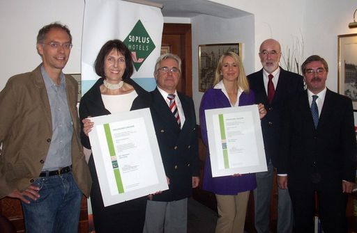 Verleihung der RAL-Gütezeichen 50plus Hotels in Wien (von links nach rechts): DI Christian Kornherr, Umweltzeichen/VKI; Monika Stadler, Hotel am Konzerthaus/Wien; Prof. Mag. Peter Zellmann, IFT Wien; Ines Pietsch und Mag. Reinhard Blumauer, Austria Classic Hotel Wien und Hermann Paschinger, 50plus Hotels Österreich.