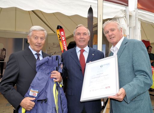  Skilegende Karl Schranz ist der offizielle Botschafter des INTERSKI-Kongresses 2011 in St. Anton am Arlberg. Von links: Erich Melmer, Präsident INTERSKI International, Skilegende Karl Schranz und Sepp Redl, Präsident INTERSKI-Austria.