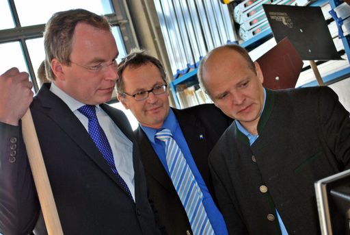 Boden als Indikator für Hochwasserereignisse: NÖ Umweltlandesrat Dr. Stephan Pernkopf informiert sich über die Möglichkeit der Verwendung von Bodenkarten als langfristiges Prognose- und Sensibilisierungsinstrument.