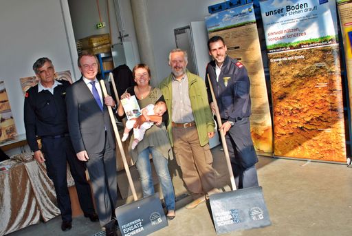 Recycling-Werkzeug hilft beim Aufräumen: Der "Feuerwehr-Einsatzschieber", hergestellt aus alten Mülltonnen, bewährt sich beim Entfernen von Schutt und Schlamm.