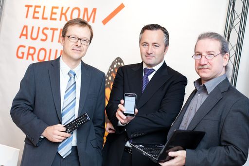 http://pressefotos.at/m.php?g=1&u=84&dir=201009&e=20100928_t&a=event
Im Bild v.l.n.r.: Christoph Hofinger, Managing Partner and Scientific Director von SORA; Hannes Ametsreiter, Generaldirektor Telekom Austria Group; Andre Gazso, Wissenschaftlicher Mitarbeiter, Institut für Technikfolgen-Abschätzung der Österreichischen Akademie der Wissenschaften