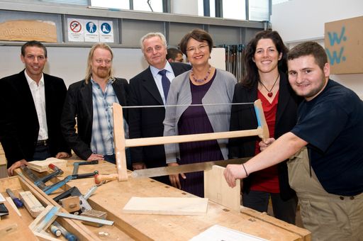 GPA-djp-Jugendsekretär Christoph Peschek, Reinhard Weidinger, Geschäftsführer Weidinger & Partner, Sozialminister Rudolf Hundstorfer, Wiener Vizebürgermeisterin Renate Brauner und Tanja Wehsely, stellvertretende Vorstandsvorsitzende des waff, mit einem Tischler-Lehrling bei der Leistungsschau von Weidinger & Partner.