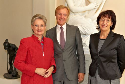 In einer gemeinsamen Pressekonferenz stellten Bundesministerin Dr. Claudia Schmied, Albertina-Direktor Dr. Klaus Albrecht Schröder und Dr. Dagmar Hackl, Rektorin der Pädagogischen Hochschule Wien, heute, Dienstag, ein neues Fortbildungskonzept für Museumspädagogik vor, das im Wintersemester 2010/11 in die erste Runde geht. Erstmals wird ein Programm Lehrerinnen und Lehrern spezifische Fachkenntnisse vermitteln, um das Museum als außerschulischen Lernort zu erschließen.