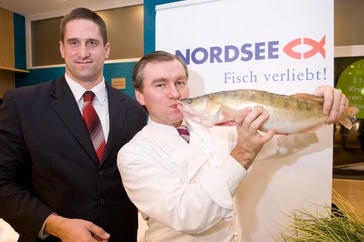  Country Manager Robert Jung und Toni Mörwald mit Fisch