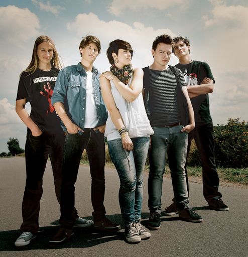 Vorschau Bild von TONSPUR: TONSPUR (v.l.n.r.) Robin Gadermaier (17) aus Traismauer: Bass / Maximilian Langer (16) aus Krems: Schlagzeug / Kiara Hollatko (15) aus Furth-Palt: Gesang / Christoph Müller (16) aus Sailauf: Gesang&Gitarre