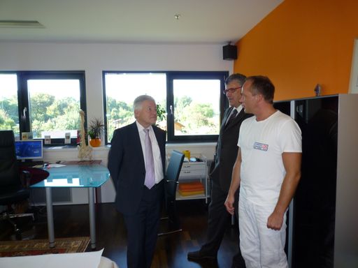  Landeshauptmann Dr. Josef Pühringer bei der Besichtigung im Gespräch mit Gerald Entremont und einem Mitarbeiter