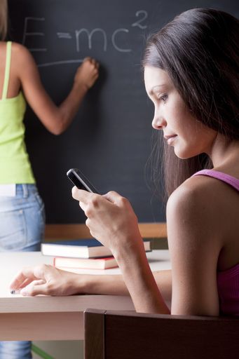  Die Initiative Handywissen.at präsentiert ein neues Schulpaket zum Thema "Das Handy in der Schule - Mit Chancen und Risiken kompetent umgehen".