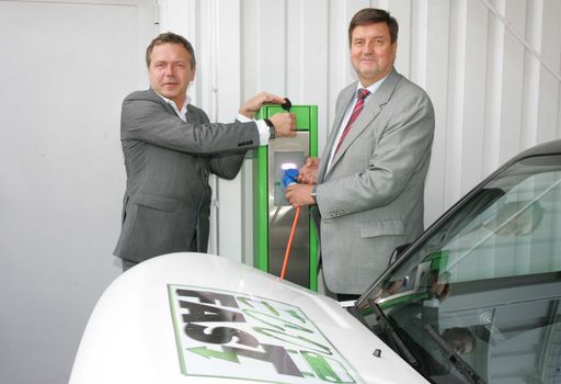 http://pressefotos.at/m.php?g=1&u=68&dir=201009&e=20100929_f&a=event 
FASTBOX: ab sofort gratis tanken bei ecofast FASTBOX eröffnete heute seine erste e-Tankstelle am Standort Wien Liesing / Brunner Straße im Beisein des Bezirksvorstehers Manfred Wurm.